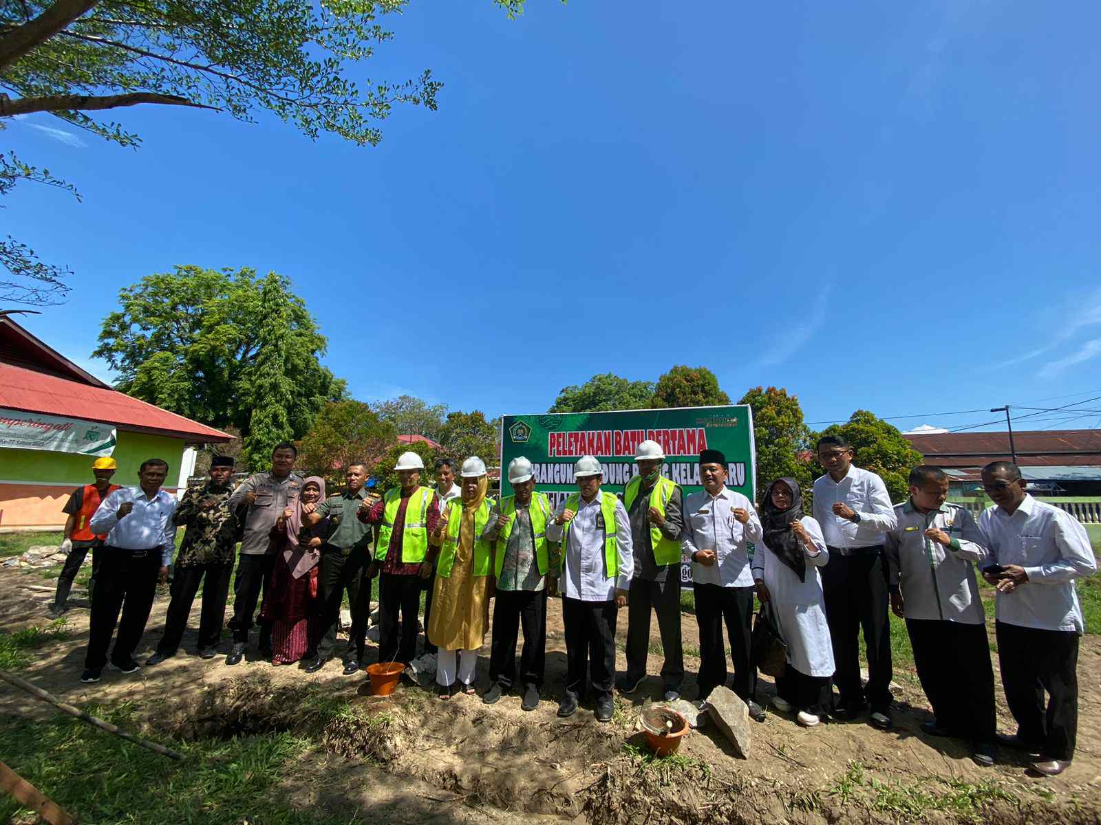 Peletakan Batu Pertama Pembangunan Gedung Dana SBSN 2023 Madrasah se Sumbar Berlangsung di MAN 2 Pesisir Selatan
