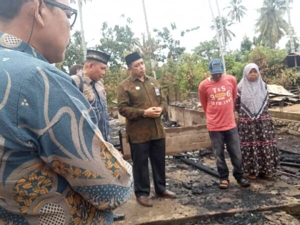 Ketua KKMA Didampingi Ka.Kankemenag Pesisir Selatan Tinjau & Serahkan Bantuan Musibah Kebakaran
