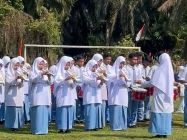 Drumband MAN 2 Pesisir Selatan Tampil Apik Pada Upacara HUT RI ke-79 Kecamatan IV Jurai