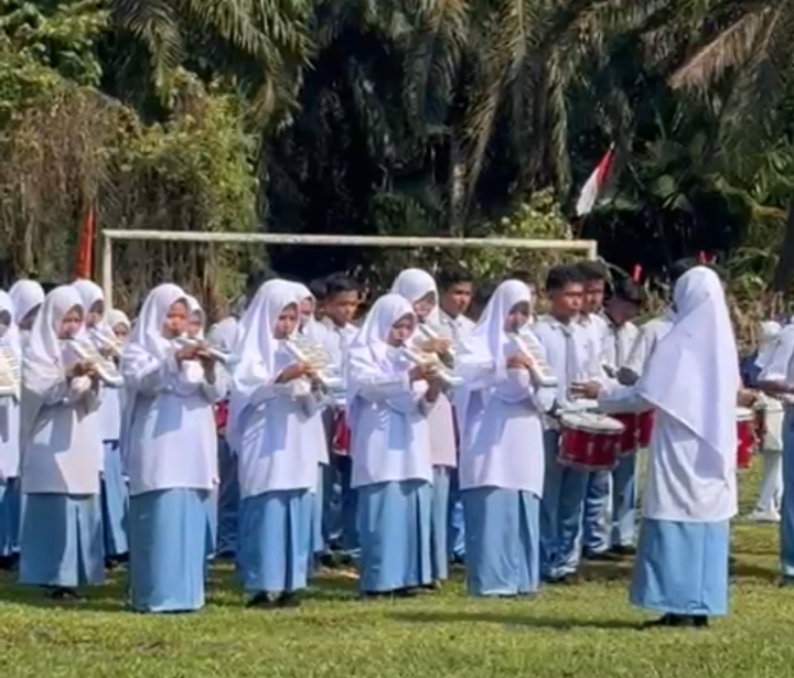 Drumband MAN 2 Pesisir Selatan Tampil Apik Pada Upacara HUT RI ke-79 Kecamatan IV Jurai