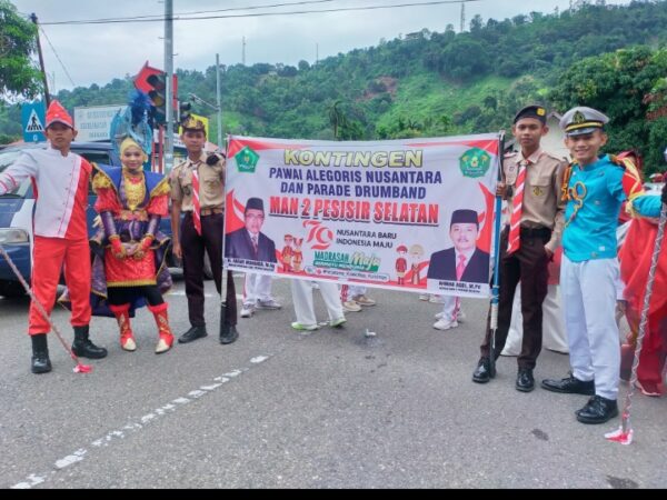 MAN 2 Pesisir Selatan Meriahkan HUT RI ke-79 dengan Pawai Alegoris dan Drumband di Painan