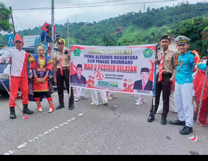 MAN 2 Pesisir Selatan Meriahkan HUT RI ke-79 dengan Pawai Alegoris dan Drumband di Painan