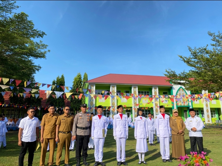 Kepala MAN 2 Pesisir Selatan, Paskibra, dan Drumband Terima Piagam Penghargaan dari Camat IV Jurai