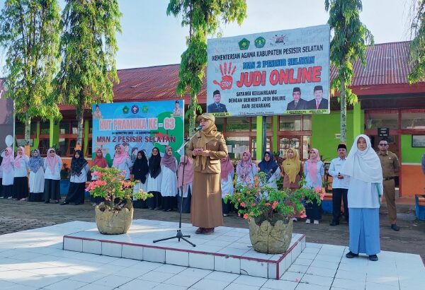 CAMAT IV JURAI BERTINDAK SEBAGAI PEMBINA UPACARA DI MAN 2 PESISIR SELATAN